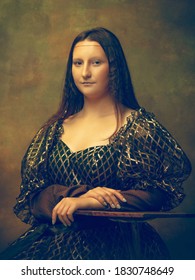 Hermoso. Mujer joven como Mona Lisa, La Gioconda aislada sobre fondo verde oscuro. Estilo retro, concepto de comparación de épocas. Hermosa modelo femenina como personaje histórico clásico, pasada de moda.