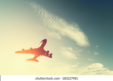 Vliegtuig opstijgen bij zonsondergang. Silhouet van een groot passagiers- of vrachtvliegtuig, luchtvaartmaatschappij. vervoer