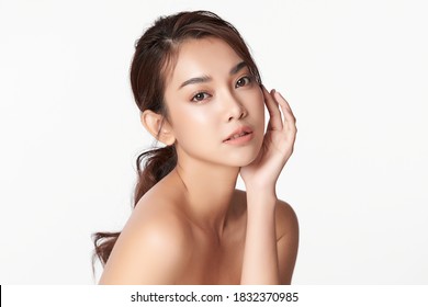 Hermosa joven asiática con piel limpia y fresca sobre fondo blanco, cuidado facial, tratamiento facial, cosmetología, belleza y spa, retrato de mujeres asiáticas