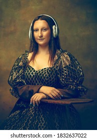 Muziek. Jonge vrouw als Mona Lisa, La Gioconda geïsoleerd op donkergroene achtergrond. Retro stijl, vergelijking van tijdperken concept. Prachtig vrouwelijk model als klassiek historisch karakter, ouderwets.