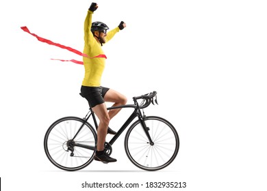 Mannelijke wielrennerwinnaar die een race afrondt met een wegfiets en geluk gebaart geïsoleerd op een witte achtergrond
