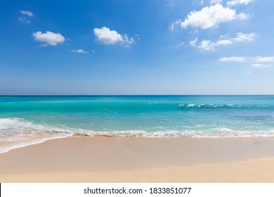 Playa tropical de arena blanca y mar en las Islas Turcas y Caicos