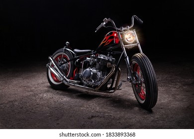 Zákazková bobber motorka v dielenskej garáži.
