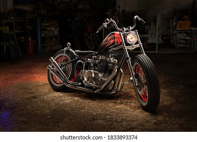 Zákazková bobber motorka v dielenskej garáži.