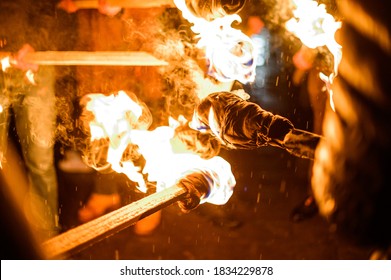 Llama en una antorcha casera, fuego en el fondo de las calles nocturnas, acciones pacíficas con antorchas.