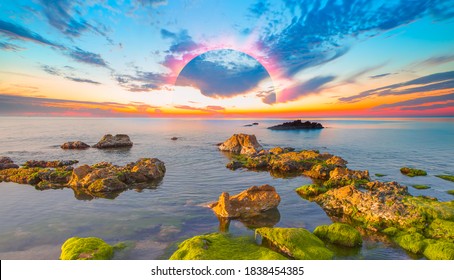 バック グラウンドで日食と海に沈む夕日の美しさの長時間露光写真