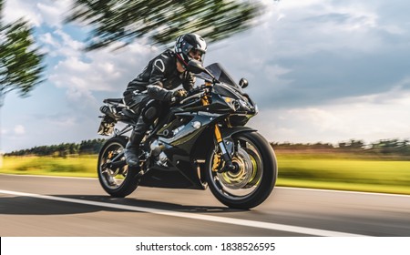 道路を高速で走るバイク。オートバイの旅で空の高速道路で楽しんでください。個々のテキストの copyspace。モーションブラー効果