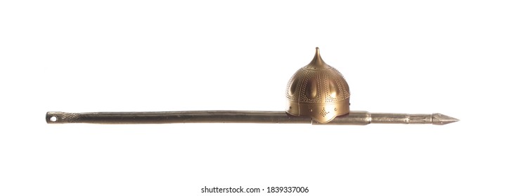 Antiguo casco medieval lanza dorada aislado sobre fondo blanco.