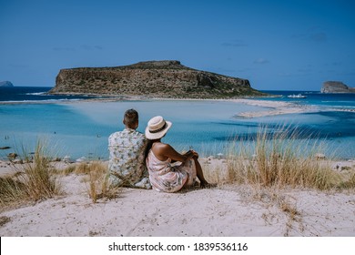 Balos Beach Cret Grecia, la playa de Balos es una de las playas más hermosas de Grecia en la isla griega. La pareja visita la playa durante las vacaciones en Grecia.