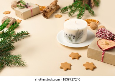 Noel veya Yeni Yıl kompozisyonu. Sıfır atık çevre dostu Noel konsepti. Şenlikli Noel süsleri, zencefilli kurabiyeler, köknar dalları, doğal kağıt bej arka plan üzerinde soya mumu. Kopya alanı.