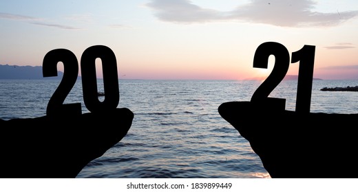 2021 年の新年とクリスマスに飾られたグリーティング カード。海を背景に2021年の風景。新しい希望への道。休日と冬の気分の概念。cpyspace 付きのチラシ。コラージュ、アートワーク。