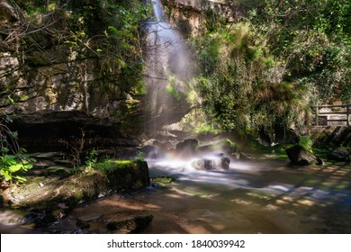 アギティス川洞窟（マアラス洞窟）の入り口の風景。ヨーロッパ全土で最大かつ最も壮観な川の洞窟の 1 つです。ドラマの町の近く、ギリシャ北部に位置しています。