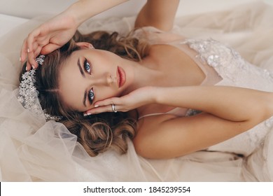 retrato de moda de una hermosa novia con cabello rubio en un lujoso vestido de novia y accesorios