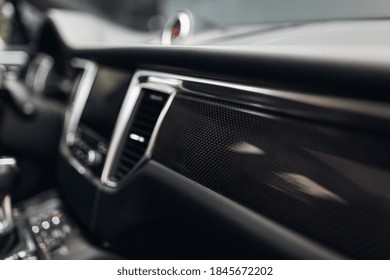モダンなSUV車のレザーとカーボンパネル