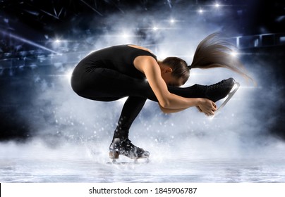 Sentar e girar. Mulher praticando patinação artística em fundo escuro. Faixa esportiva. Fundo com espaço para texto horizontal.