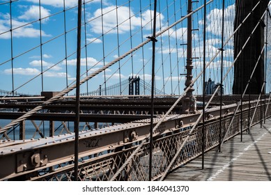 Una red de cables en el puente de Brooklyn