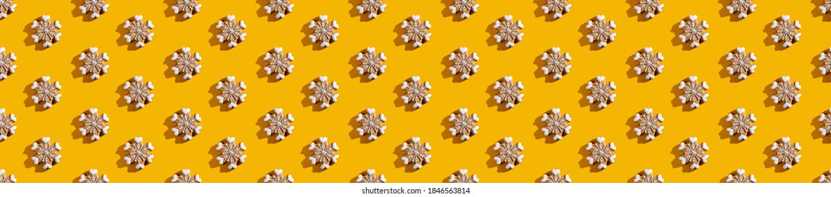 Nền liền mạch màu vàng. Hình bông tuyết trắng. Thành phần trang trí đối xứng tối giản cho trẻ em. Trang trí dễ thương bị cô lập trên hình nền màu cam tươi sáng.