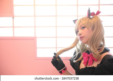 potret cosplay sebagai gadis anime dengan latar belakang kamar pink