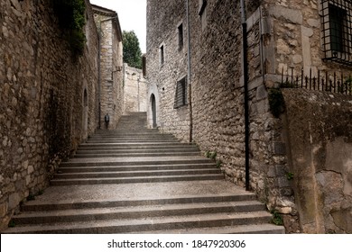 Đường vắng ở phố cổ Girona