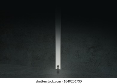 Konzept vun enger Figur, déi an enger Lück an enger Mauer steet a kuckt an e hellt Liicht.