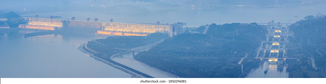 Panorama de la presa de las Tres Gargantas, maravilla de la construcción moderna al anochecer en el río Yangtze, la ciudad de Yichang, provincia de Hubei, China
