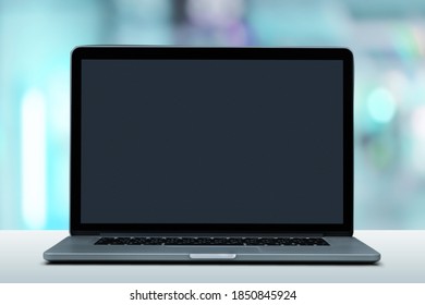 机の上に空白の画面を持つラップトップ コンピューター