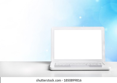 机の上に空白の画面を持つラップトップ コンピューター