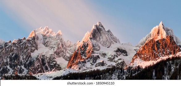 Schnee mit 3 Berggipfeln im Alpennaturpanorama