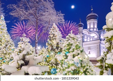 Moskau. Russland. Kirche im Park Zaryadye. Weihnachtsbäume in der Nähe des Tempels. Kirche der Empfängnis von st. Anne über einen Winter. Moskau in der Weihnachtsnacht. Orthodoxe Kirche am Moskvoretskaya-Damm