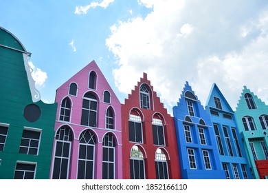 hermosa y colorida imagen de un edificio europeo con un hermoso cielo azul de fondo