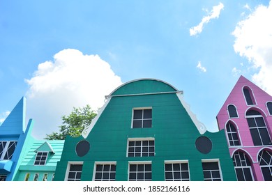 hermosa y colorida imagen de un edificio europeo con un hermoso cielo azul de fondo