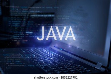 Inscripció de Java contra un ordinador portàtil i un fons de codi. Aprendre llenguatge de programació java, cursos d'informàtica, formació.