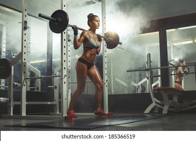Vrouw tillen gewicht in sportschool