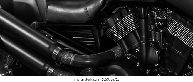 暗い背景のソフト フォーカスに排気管を持つオートバイ エンジン