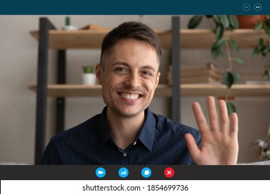 Foto de rosto de um jovem funcionário sorridente, trabalhador, empresário, acenando com a mão, cumprimentando colegas em uma reunião remota de brainstorming online, usando um aplicativo de software de videochamada no computador, visualização da tela do laptop.