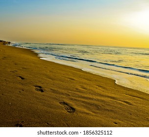 la hermosa de la orilla del mar durante la puesta de sol