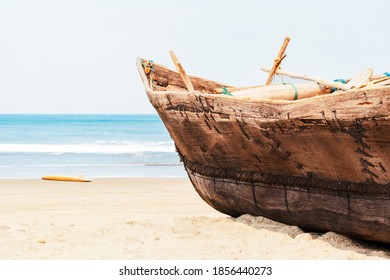 Barco pescador artesanal vintage con redes de pesca en la playa cerca del océano en Arambol, Goa, India. Sandy costera del Mar Arábigo, concepto de viaje, resort tropical, vacaciones en lugares paradisíacos