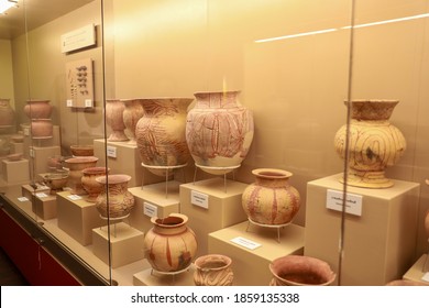 古代の鍋の展示、アンティークの大釜、多くの古代の大釜が博物館に展示されています.Ban Chiang Musuem,