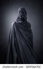 Figura fantasmagórica no escuro