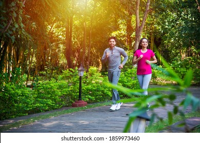 Indiase Aziatische jonge paar joggen, hardlopen, sporten of strekken buiten in park of natuur