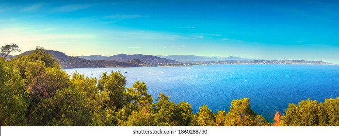 Panoramablick auf die Meeresbucht von Cannes und La Napoule, Yachten und Boote von Theoule sur Mer. Französische Riviera, Azure Coast oder Cote d Azur, Provence, Frankreich