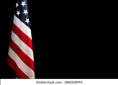 暗い黒の背景にアメリカ国旗のクローズ アップ。チラシ。