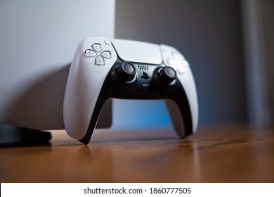 Game joystick ps5 in vector. Gamepad for the console Playstation 5 in  vector. vector de Stock