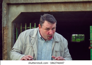 Psychotische Person mit wirrem Blick verlässt dunklen Tunnel, starrt wütend in die Kamera und verkörpert den Wahnsinn in einer schaurigen Horrorszene.