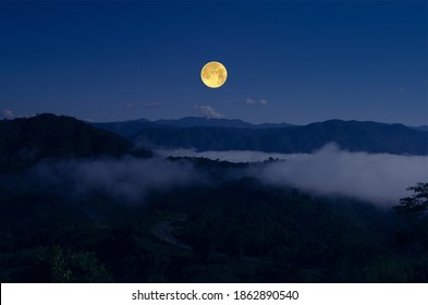 Luna Llena brillante sobre las montañas en noche solitaria