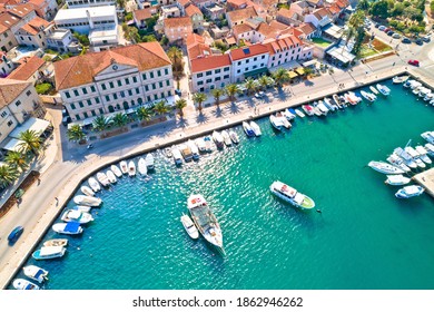 Korčula. Ciudad de Vela Luka en la vista aérea frente al mar de la isla de Korcula, archipiélago del sur de Dalmacia, Croacia