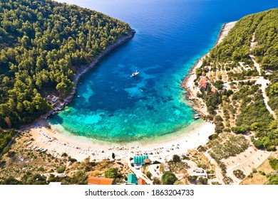 Korčula. Vista aérea de la playa de la isla de Korcula en la ensenada de Pupnatska Luka, archipiélago del sur de Dalmacia en Croacia