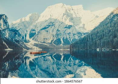 Lago de Braies. Lago Braies (Lago di Braies) en las montañas Dolomitas. Barcos en el lago Braies en las montañas Dolomitas, Sudtirol, Italia, Europa. Hermoso lago en los alpes italianos.