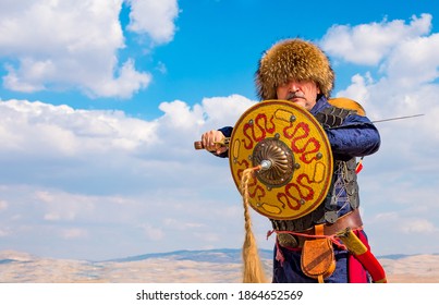 Guerrera defendiéndose con espada y escudo