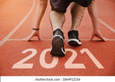 ランニングコートで走っている男の始まり.2021年の新年の計画を始める.成功の目標